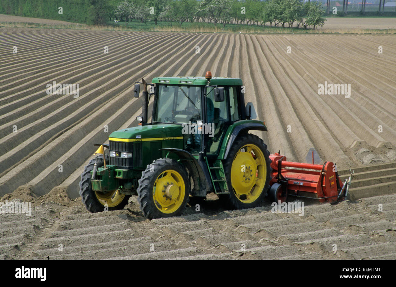 Champ de labour du tracteur, Philippine, Flandre zélandaise, Pays-Bas Banque D'Images