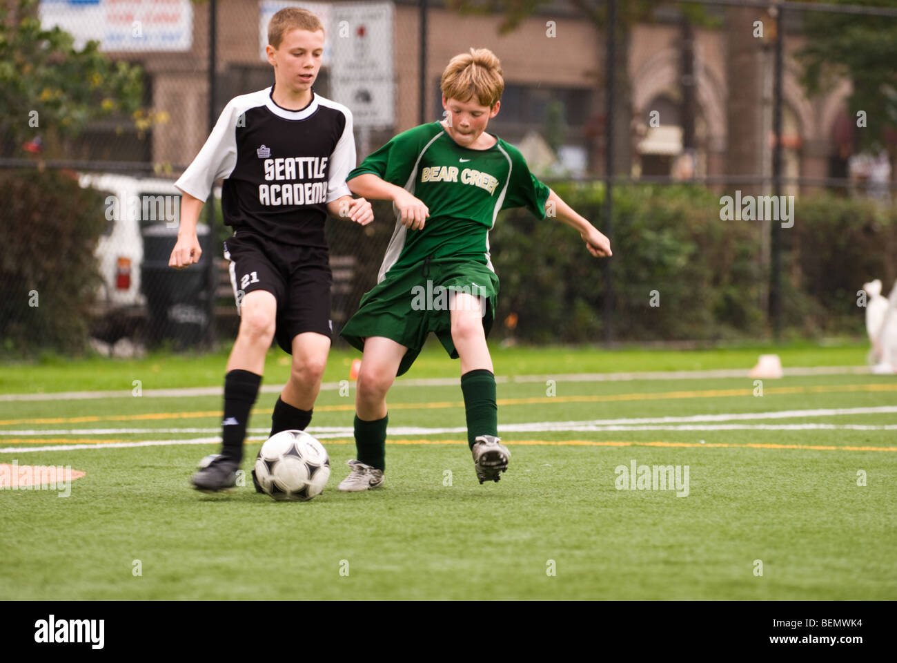 Un jeu de soccer pour les jeunes. Banque D'Images