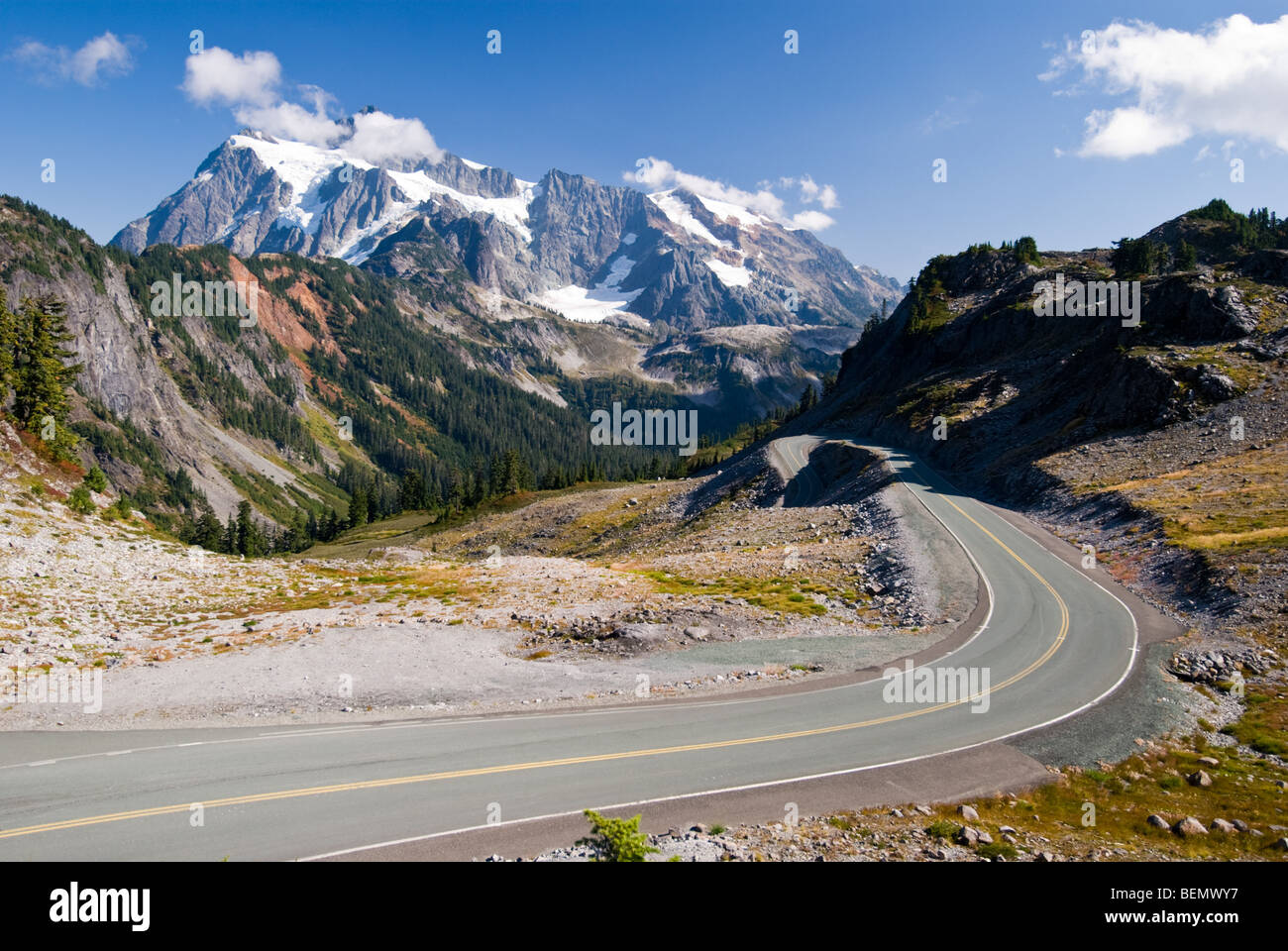 La Mt. Baker l'autoroute mène à Austin et passe-Artist Point en Mt. Baker-Snoqualmie National Forest. Banque D'Images