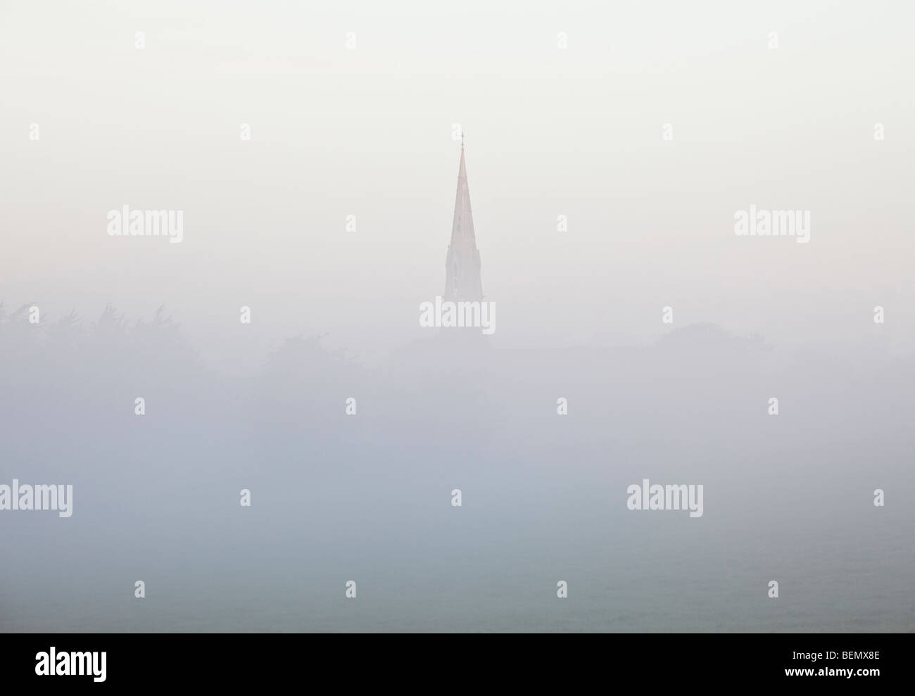 Sur le clocher de l'église au-dessus du brouillard dans la campagne irlandaise Banque D'Images
