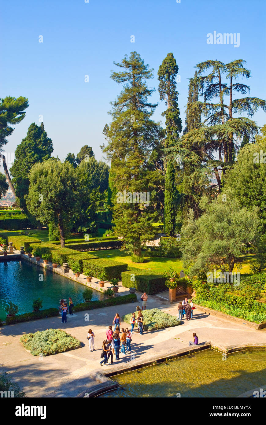 Les touristes à la Fontaine de Neptune Villa D'Este, Tivoli, Italie Banque D'Images