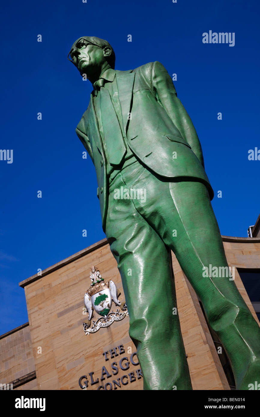 Statue de l'homme politique, et le premier ministre , Donald Dewar, l'extérieur de la salle de concert de Glasgow, Buchanan Street, Glasgow, Scotland Banque D'Images