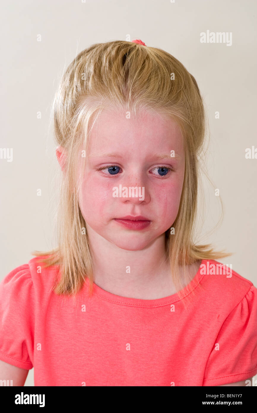 Closup young Caucasian 6 ans, fille de pleurer pleure avec une profonde tristesse la douleur douleur émotionnelle de l'expression faciale des émotions l'émotion MR Banque D'Images