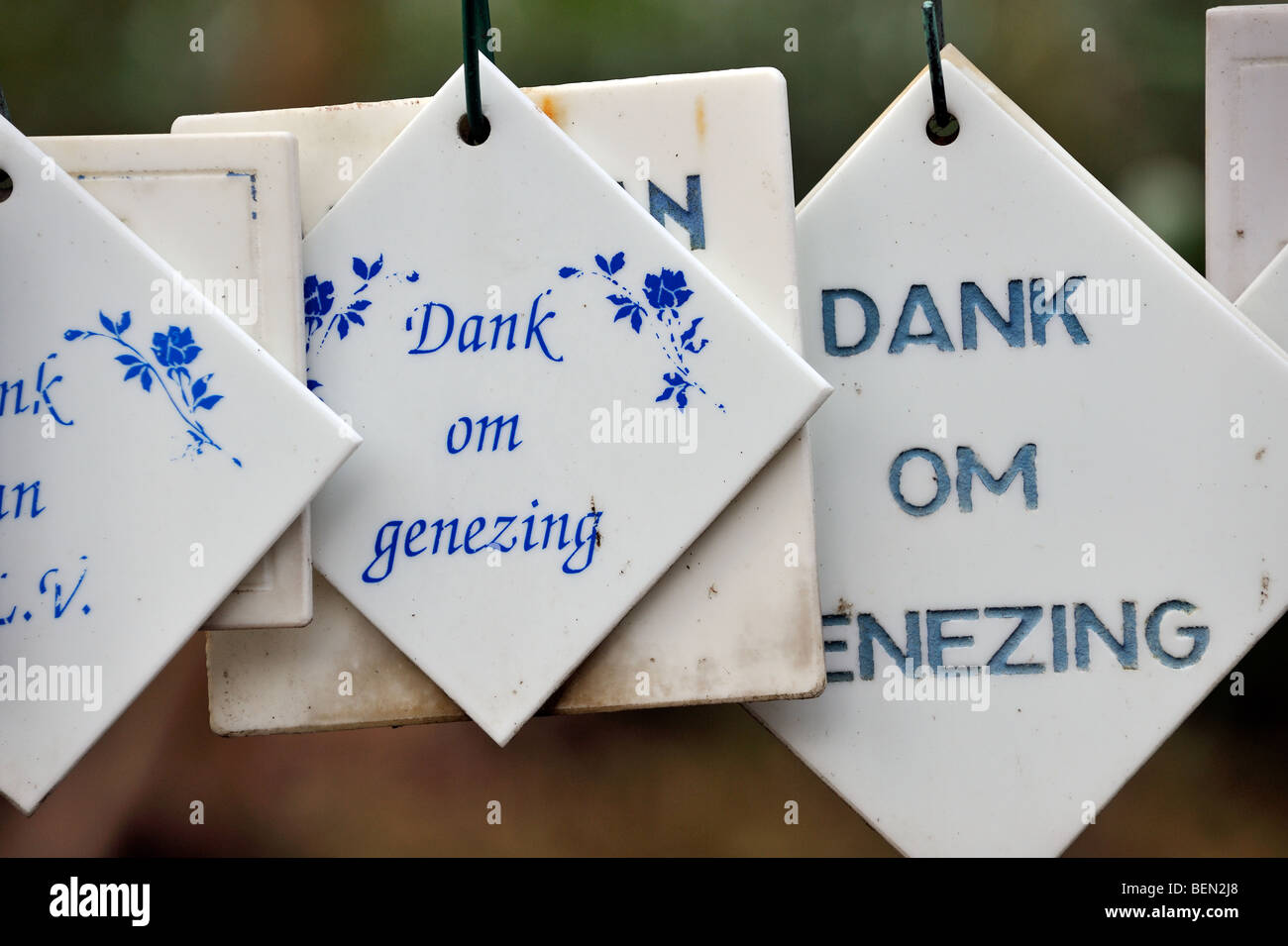 Des ex-voto / tablettes à Sainte Marie à la grotte de Lourdes, lieu de pèlerinage, Oostakker-Lourdes Flandre orientale, Belgique Banque D'Images