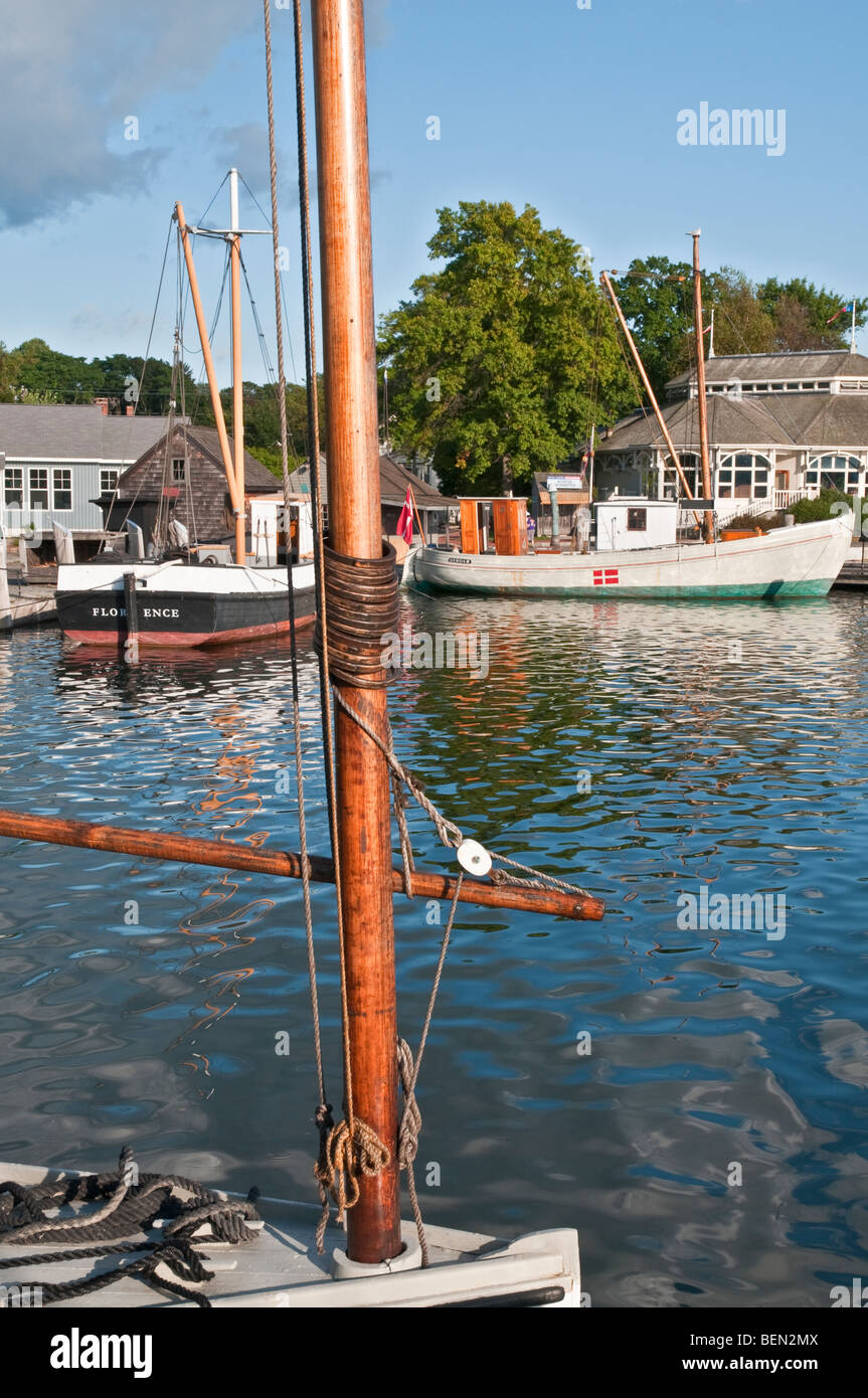Connecticut Mystic Seaport petit voilier historique Historique détail de montage de bateaux de pêche en arrière-plan Banque D'Images