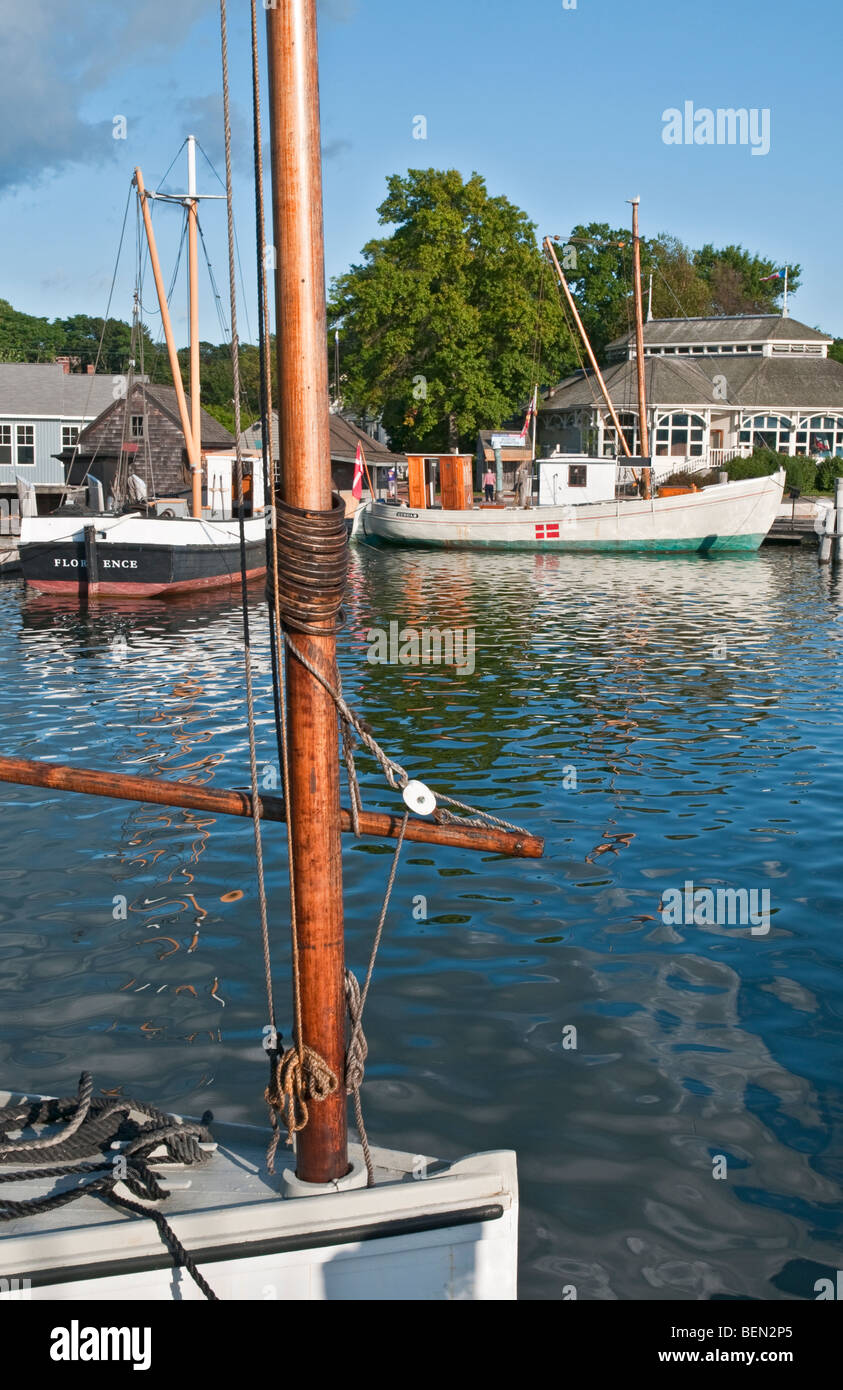 Connecticut Mystic Seaport petit voilier historique Historique détail de montage de bateaux de pêche en arrière-plan Banque D'Images