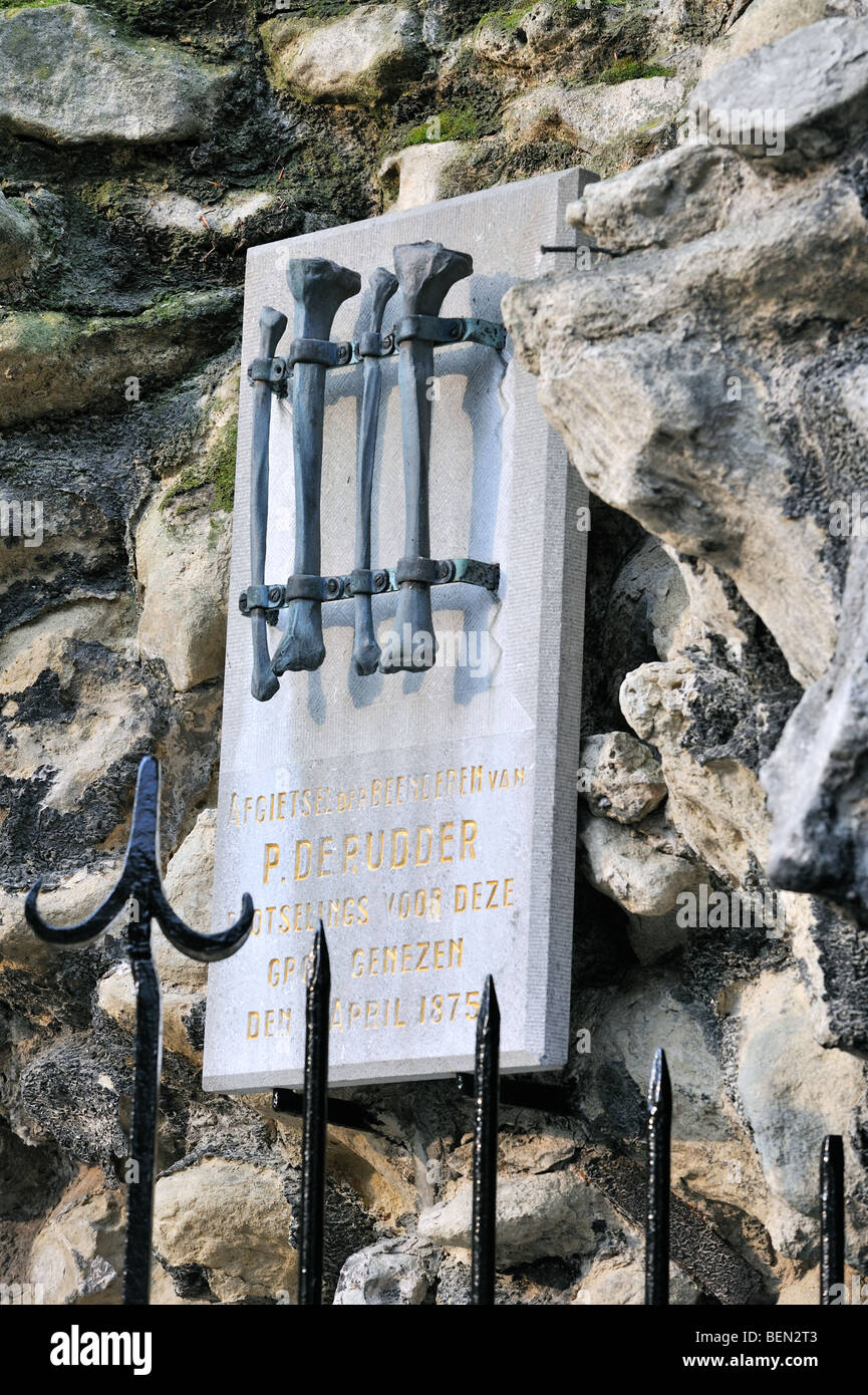 Les os déformés de Pieter de gouvernail à la grotte de Lourdes, lieu de pèlerinage, Oostakker-Lourdes Flandre orientale, Belgique Banque D'Images