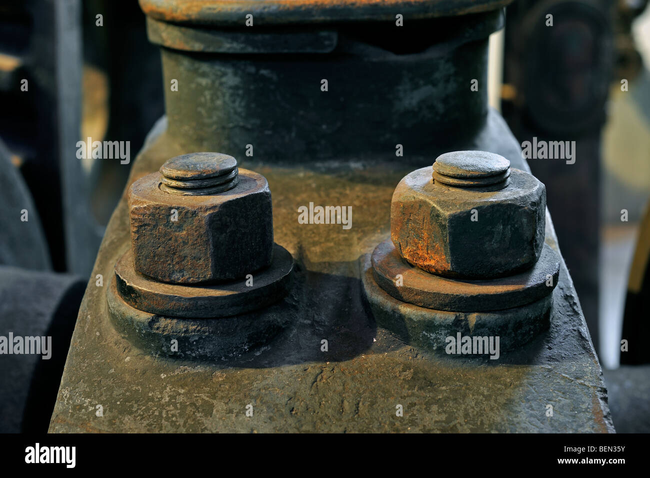 Deux écrous hexagonaux vintage et vis de machines de métallurgie du XIXe siècle au musée de la mine de charbon Bois du Cazier, Marcinelle, Charleroi, Belgique Banque D'Images