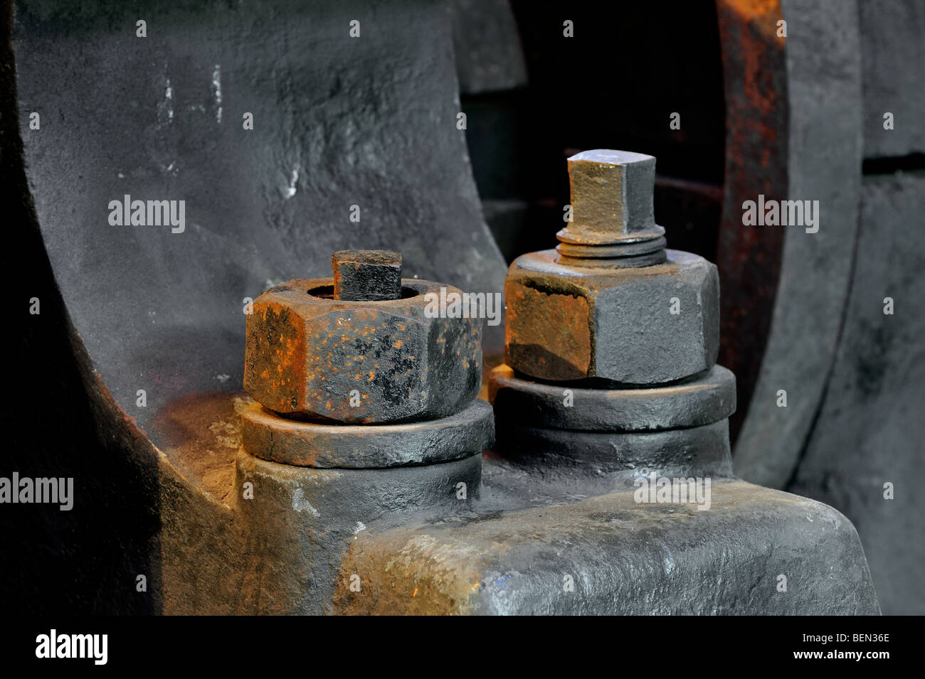 Deux écrous hexagonaux vintage et vis de machines de métallurgie du XIXe siècle au musée de la mine de charbon Bois du Cazier, Marcinelle, Charleroi, Belgique Banque D'Images