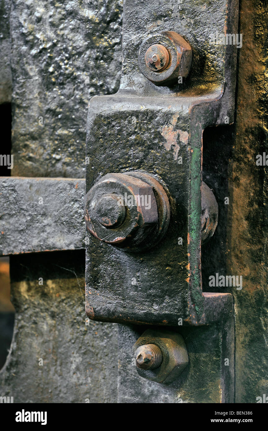 Ecrou hexagonal vintage et vis de machines de métallurgie du XIXe siècle au musée de la mine de charbon Bois du Cazier, Marcinelle, Charleroi, Belgique Banque D'Images