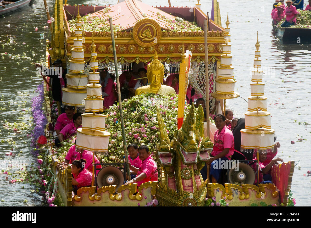 Jeter des fleurs de lotus à la foule un bouddha image au rap Bua lancer Lotus en Thaïlande festival célébrant la fin du bouddhisme Banque D'Images