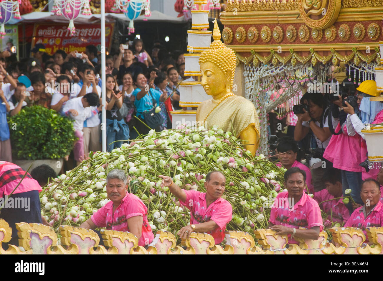 Jeter des fleurs de lotus à la foule un bouddha image au rap Bua lancer Lotus en Thaïlande festival célébrant la fin du bouddhisme Banque D'Images