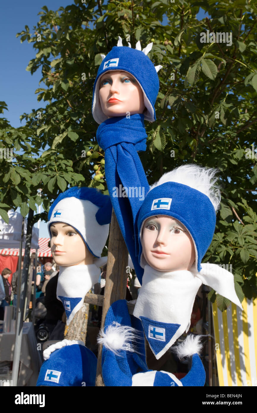 Chapeau blanc bleu en vente à jour de marché à Lappeenranta, Finlande Banque D'Images