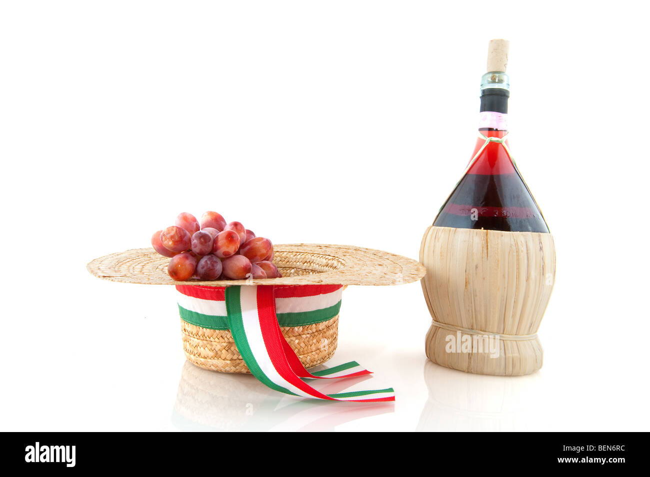 Panier bouteille avec les raisins du Chianti et de l'Italie sur white hat Banque D'Images