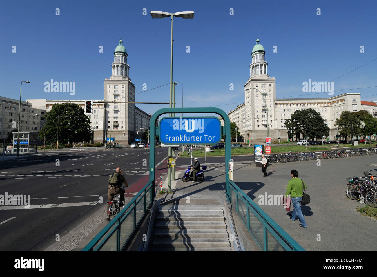 Berlin. L'Allemagne. Frankfurter Tor Karl Marx Allee. Banque D'Images