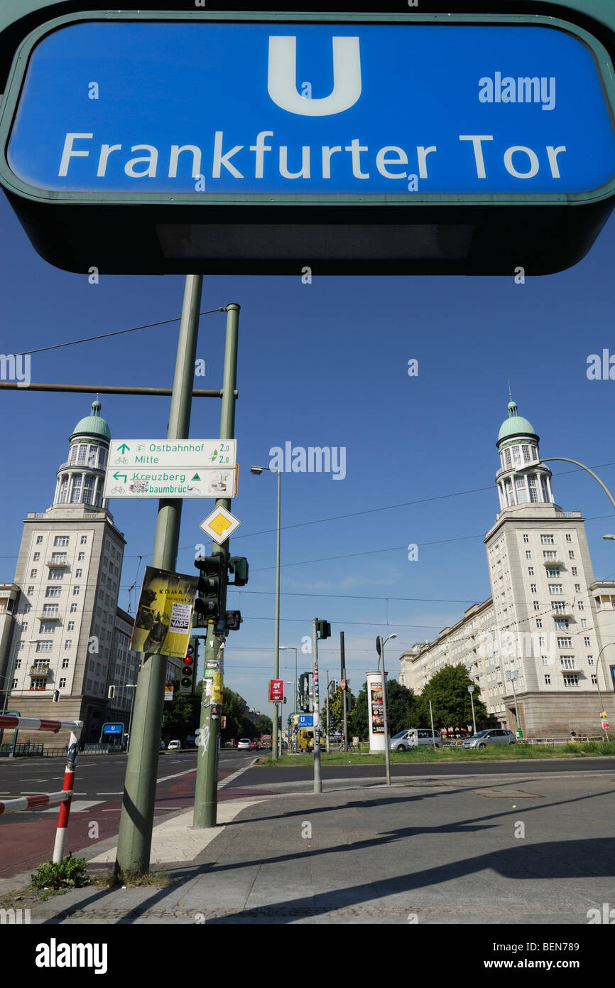 Berlin. L'Allemagne. Frankfurter Tor Karl Marx Allee. Banque D'Images