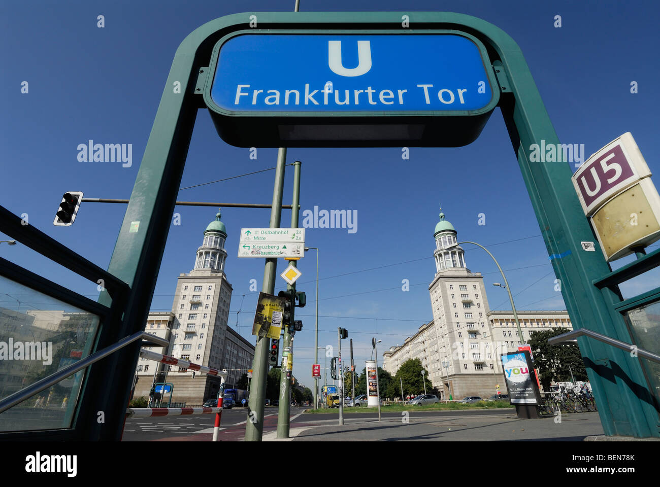 Berlin. L'Allemagne. Frankfurter Tor Karl Marx Allee. Banque D'Images