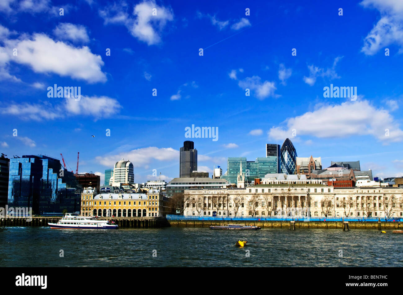 Vue sur l'horizon de Londres Thames River contre le ciel bleu Banque D'Images
