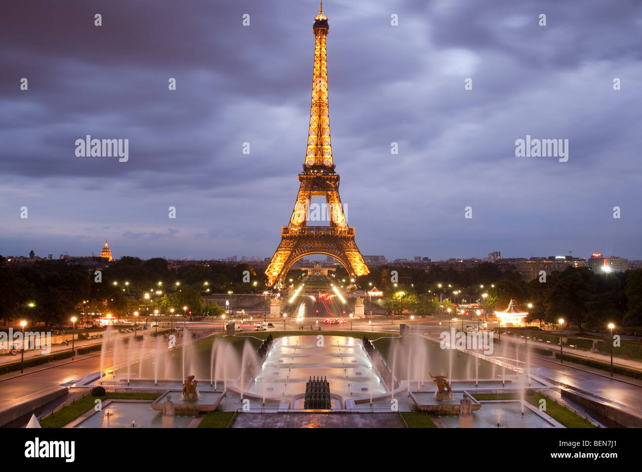 Tour Eiffel la nuit du Trocadéro Banque D'Images