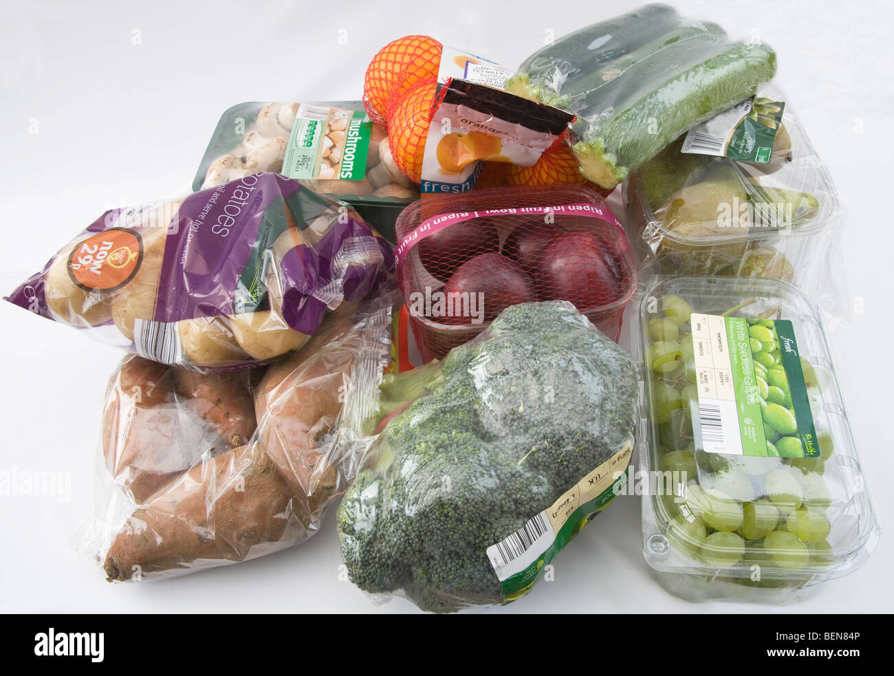 Studio près de différents types d'emballage alimentaire de fruits et légumes  Photo Stock - Alamy