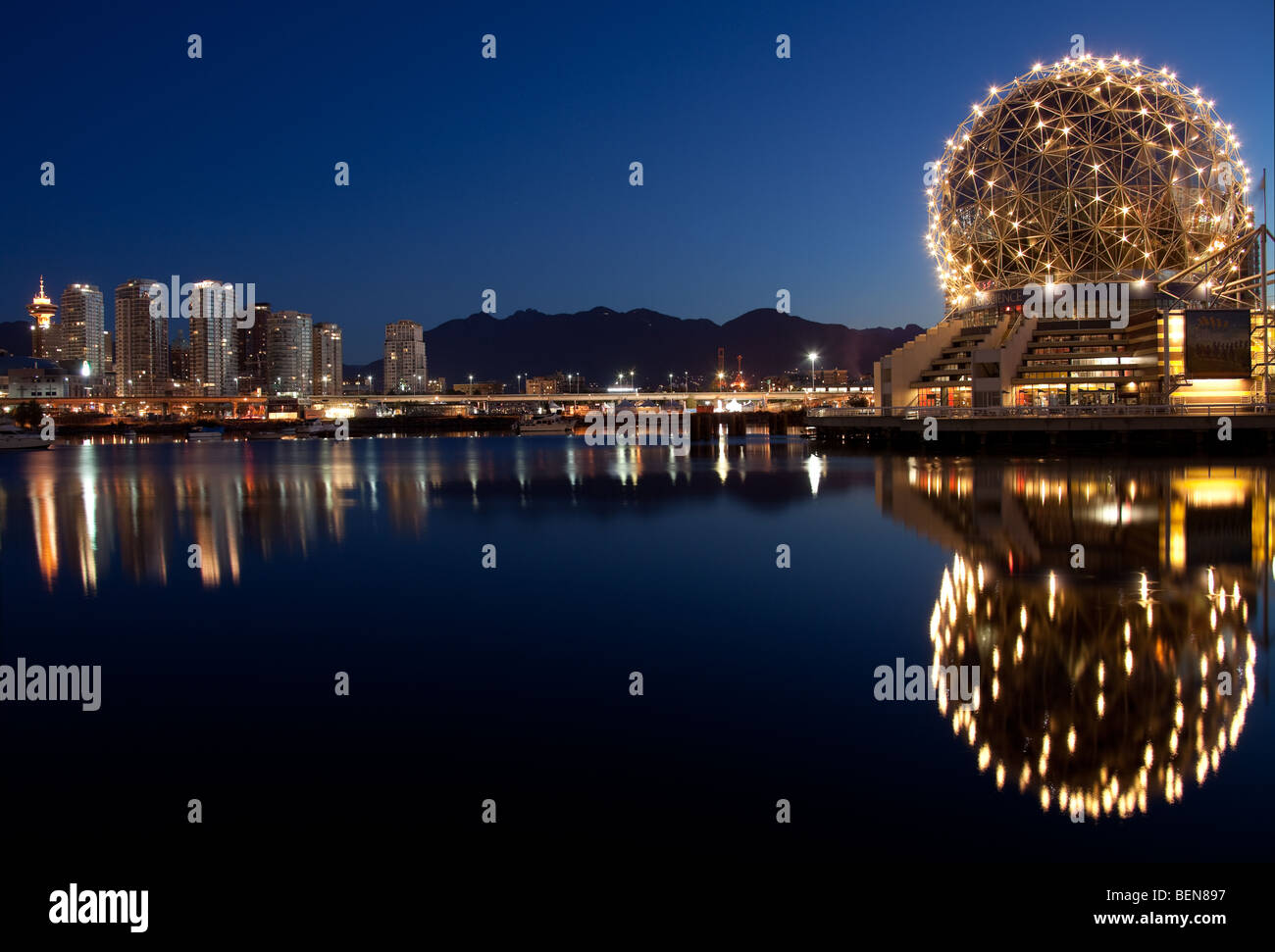 Sur la ville de Vancouver et de la science dans la nuit de False Creek Banque D'Images