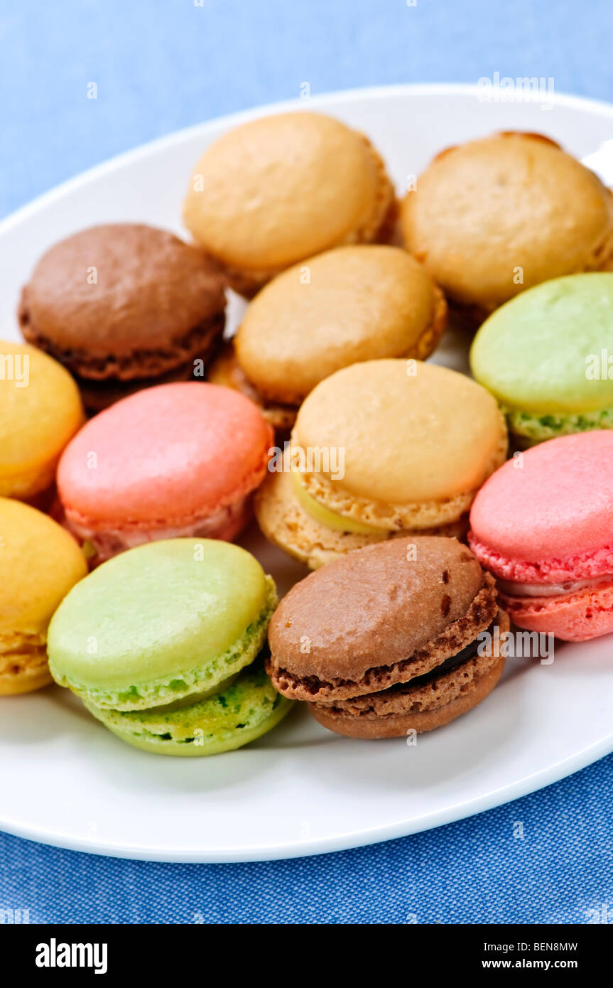 Macaron cookies multicolores frais servis sur une plaque Banque D'Images