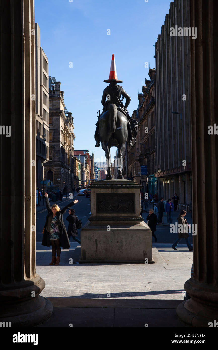 Statue du duc de Wellington, avec le parking traditionnel cône sur la tête, à l'extérieur de la galerie d'Art Moderne, Glasgow Banque D'Images