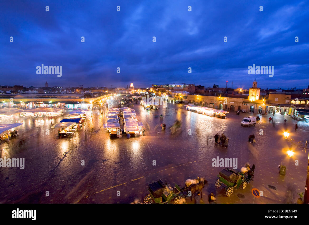 Paysage urbain. Place Djemaa el Fna, Marrakech au crépuscule, le Maroc, l'Afrique Banque D'Images