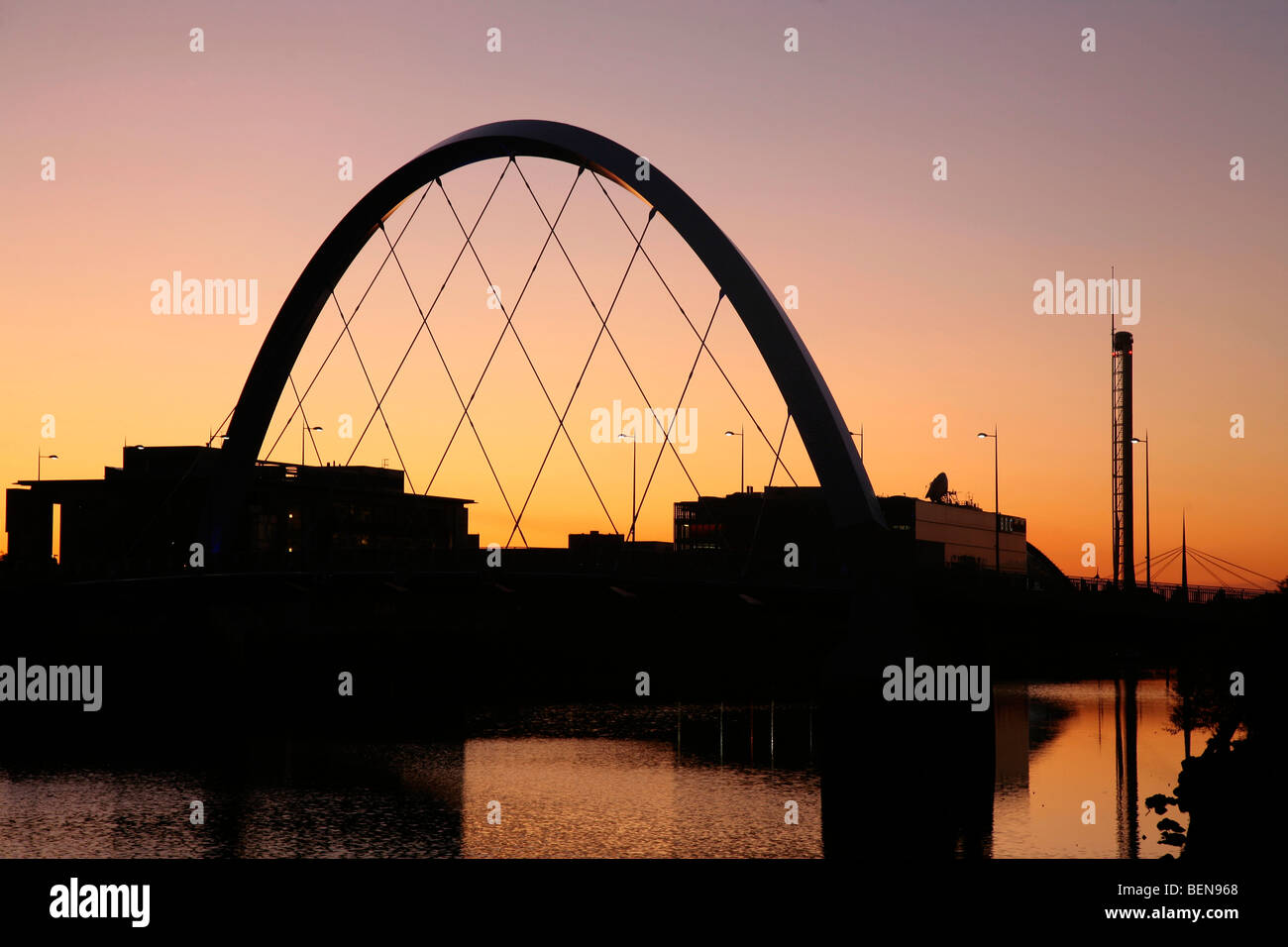 Le Glasgow Clyde Arc au coucher du soleil. Banque D'Images