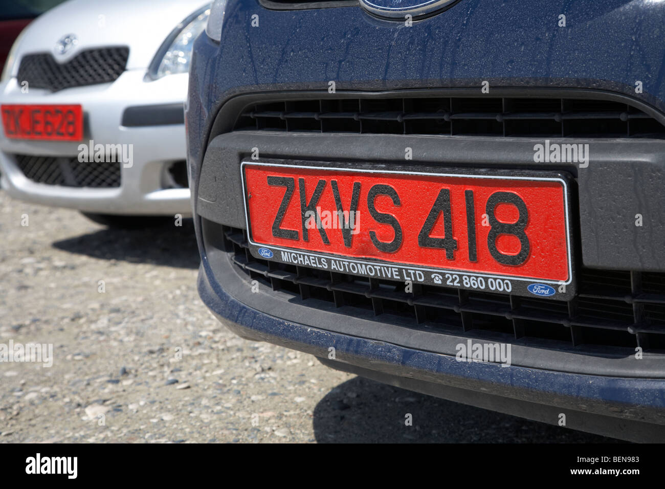 Numéro rouge indiquant les plaques des voitures de location dans la  république de Chypre Europe Photo Stock - Alamy