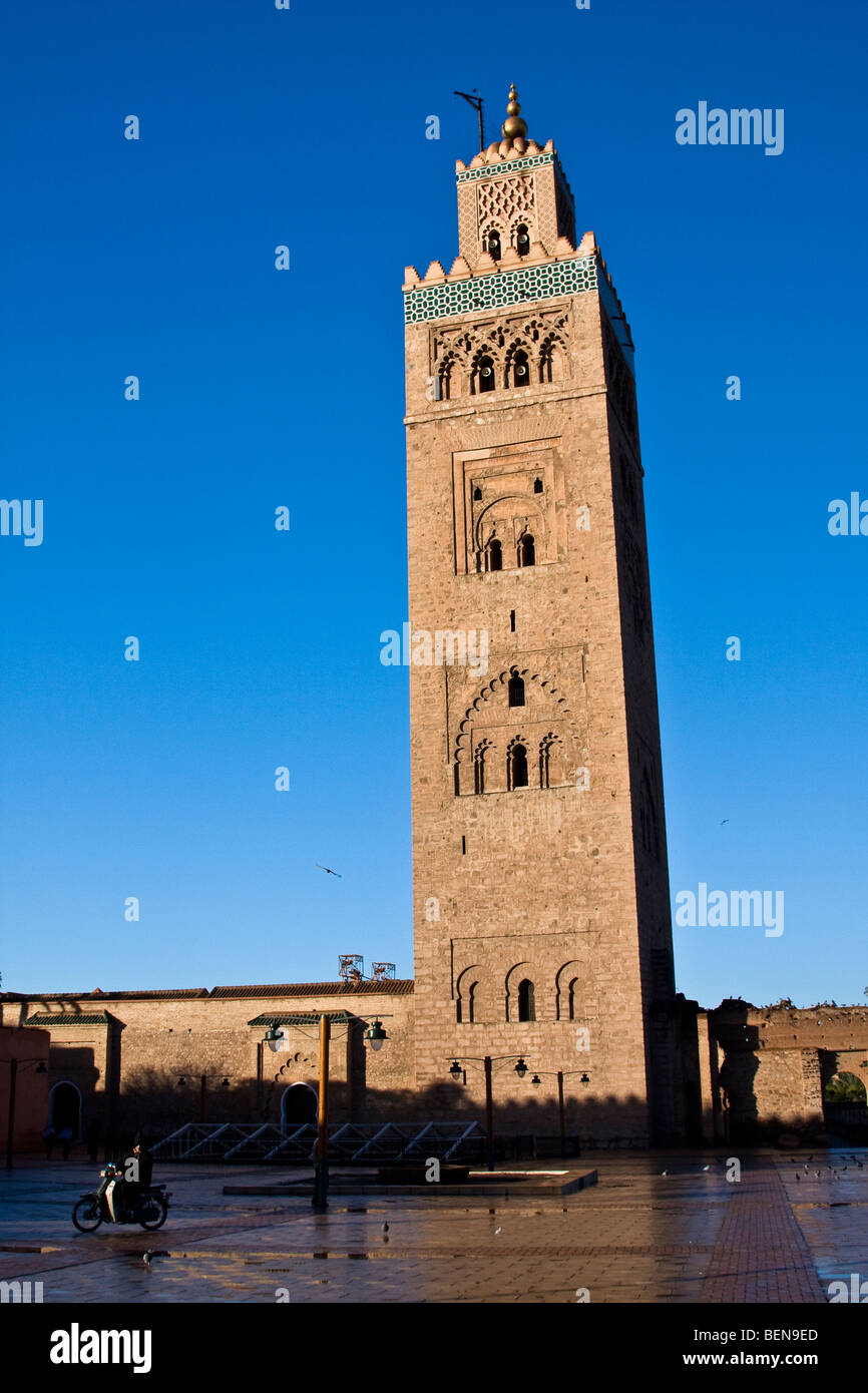 Koutobia minaret et la mosquée. Marrakech, Maroc. L'Afrique du Nord Banque D'Images