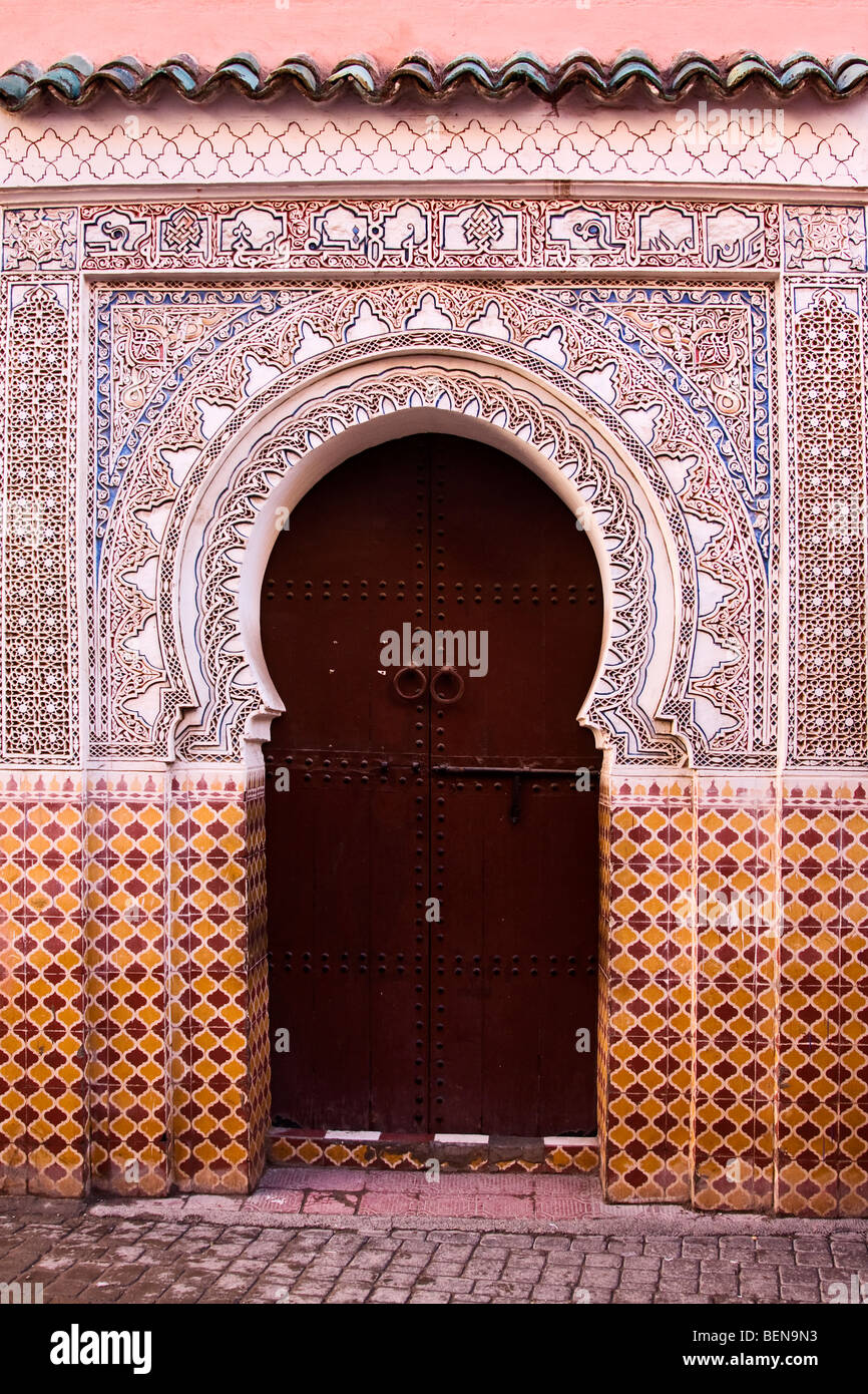 L'architecture arabe. Amende et sculpté de style arabe porte à Marrakech. Le Maroc. L'Afrique du Nord Banque D'Images
