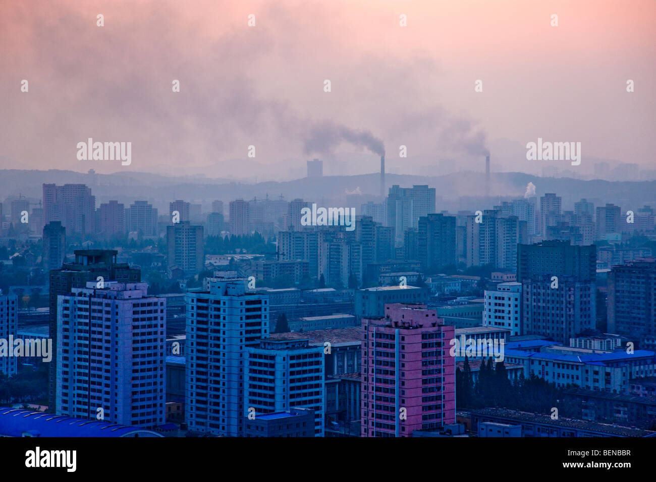 Paysage urbain, la pollution de cheminée dans la distance, Pyongyang, Corée du Nord Banque D'Images