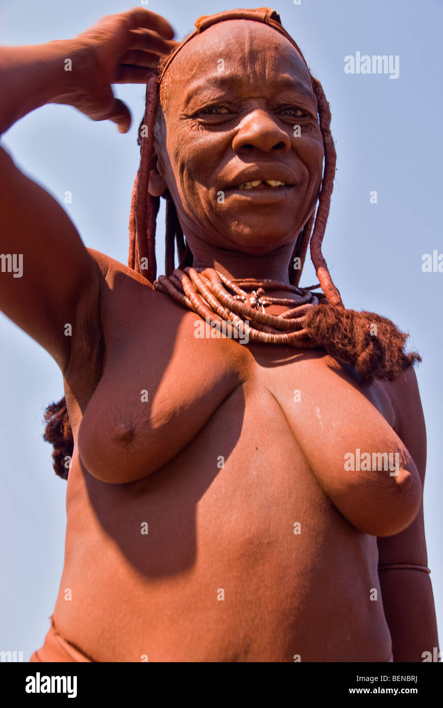 Femme Himba dans un village près d'Epupa Falls, la Namibie, l'Afrique. Banque D'Images