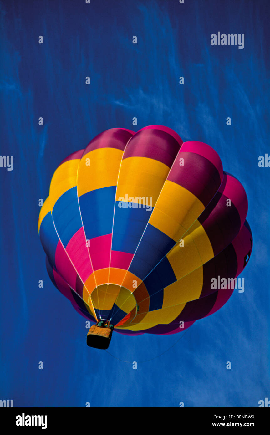 Portugal : Hot Air Balloon traversant l'Algarve Banque D'Images