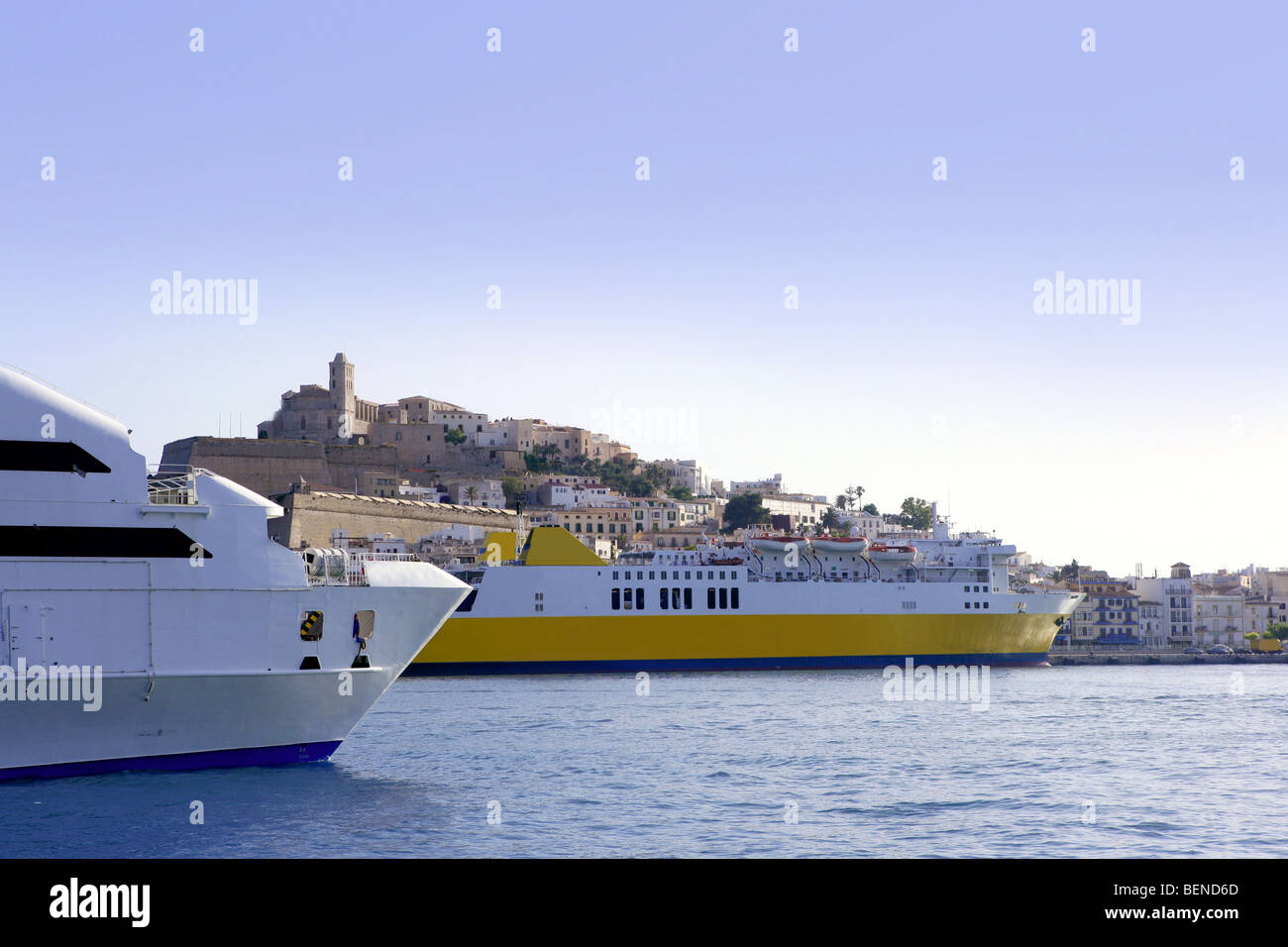 L'île historique d'Ibiza en mer Méditerranée, blue Harbour View Banque D'Images