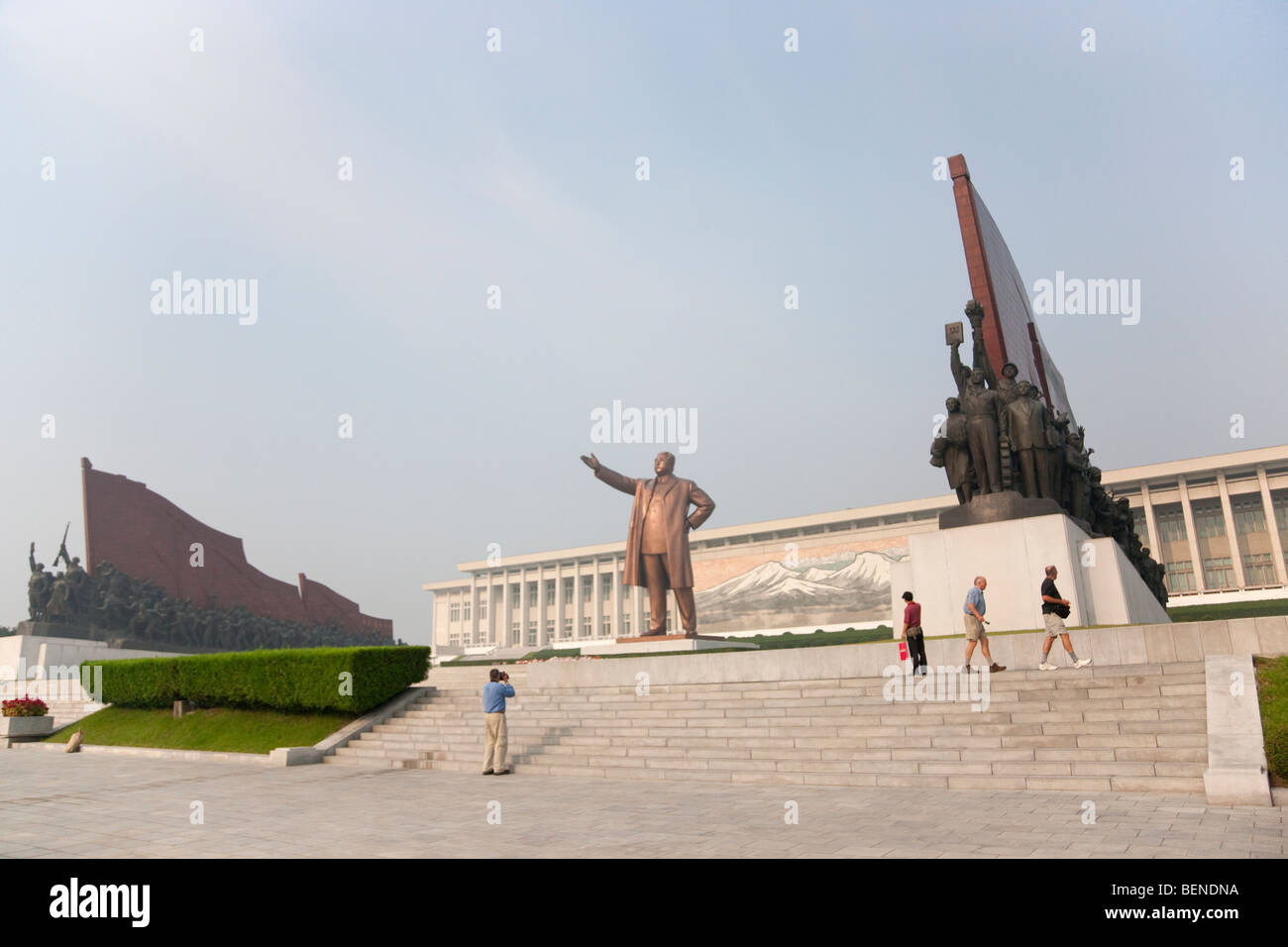 Troupe artistique Mansudae Grand Monument, statue de l'ancien Président Kim Il-Sung, troupe artistique Mansudae Assembly Hall sur la Colline Mansu, Pyongyang, Corée du Nord Banque D'Images
