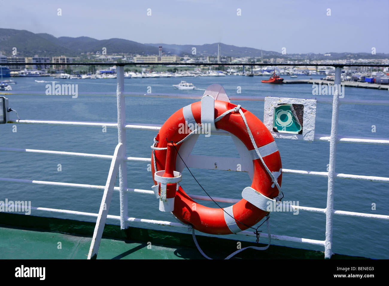 Cruise bateau blanc bleu dans la main courante et la mer Ibiza bouée orange ronde Banque D'Images
