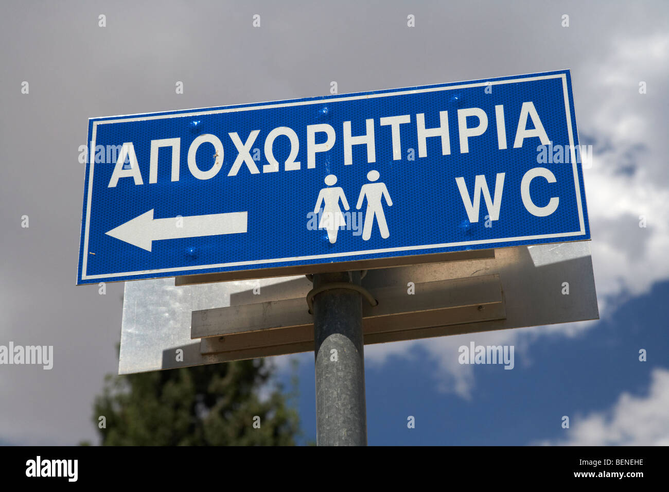 Langue bilingue grec wc toilettes publiques signer à Larnaca dans la république de Chypre Banque D'Images