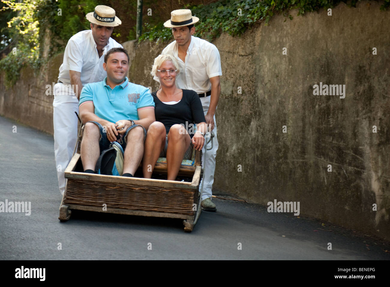 Les touristes sur la célèbre rue des toboggans, Monte, Funchal, Madère Banque D'Images