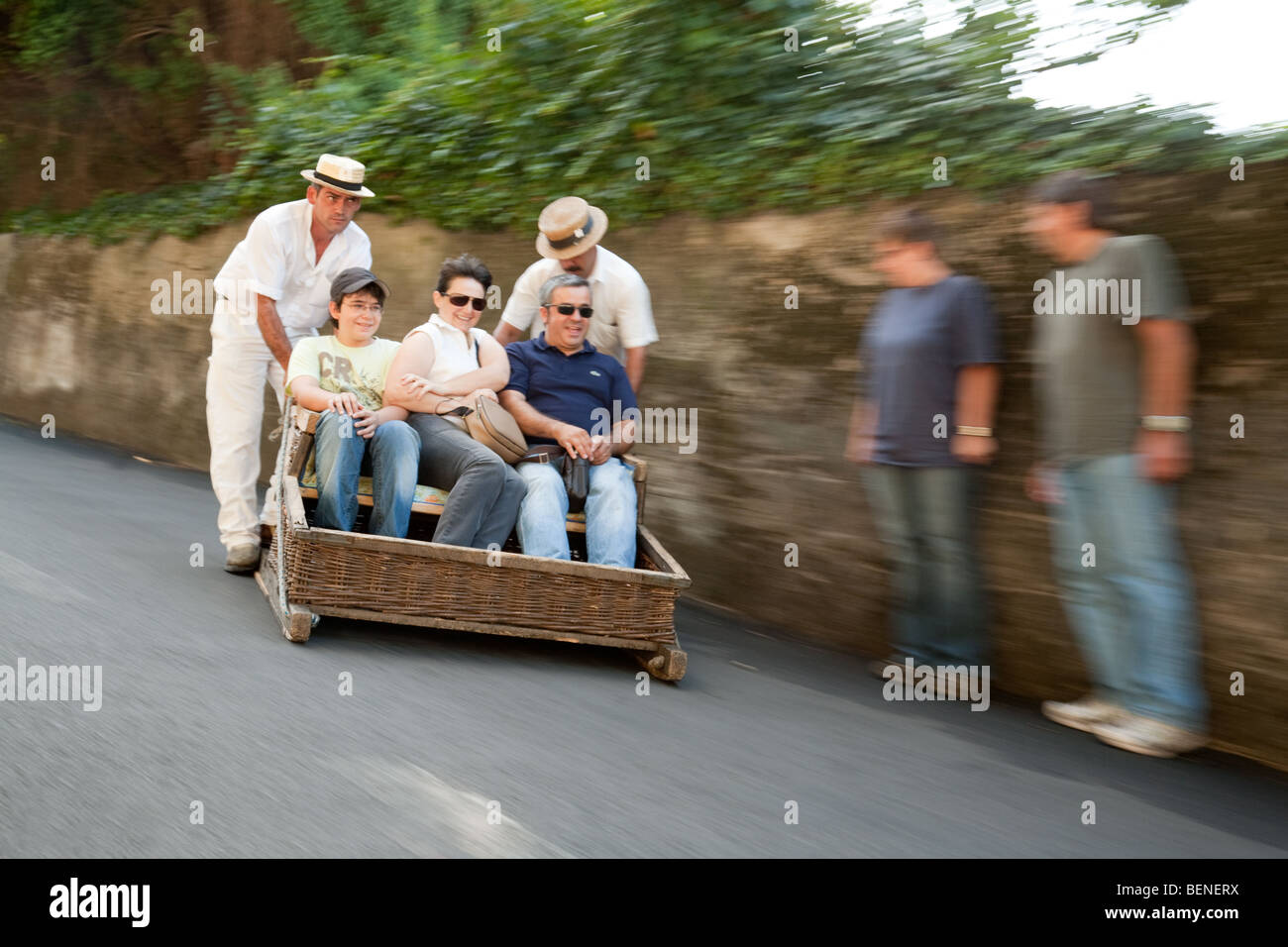 Les touristes sur la célèbre rue des toboggans, Monte, Funchal, Madère Banque D'Images