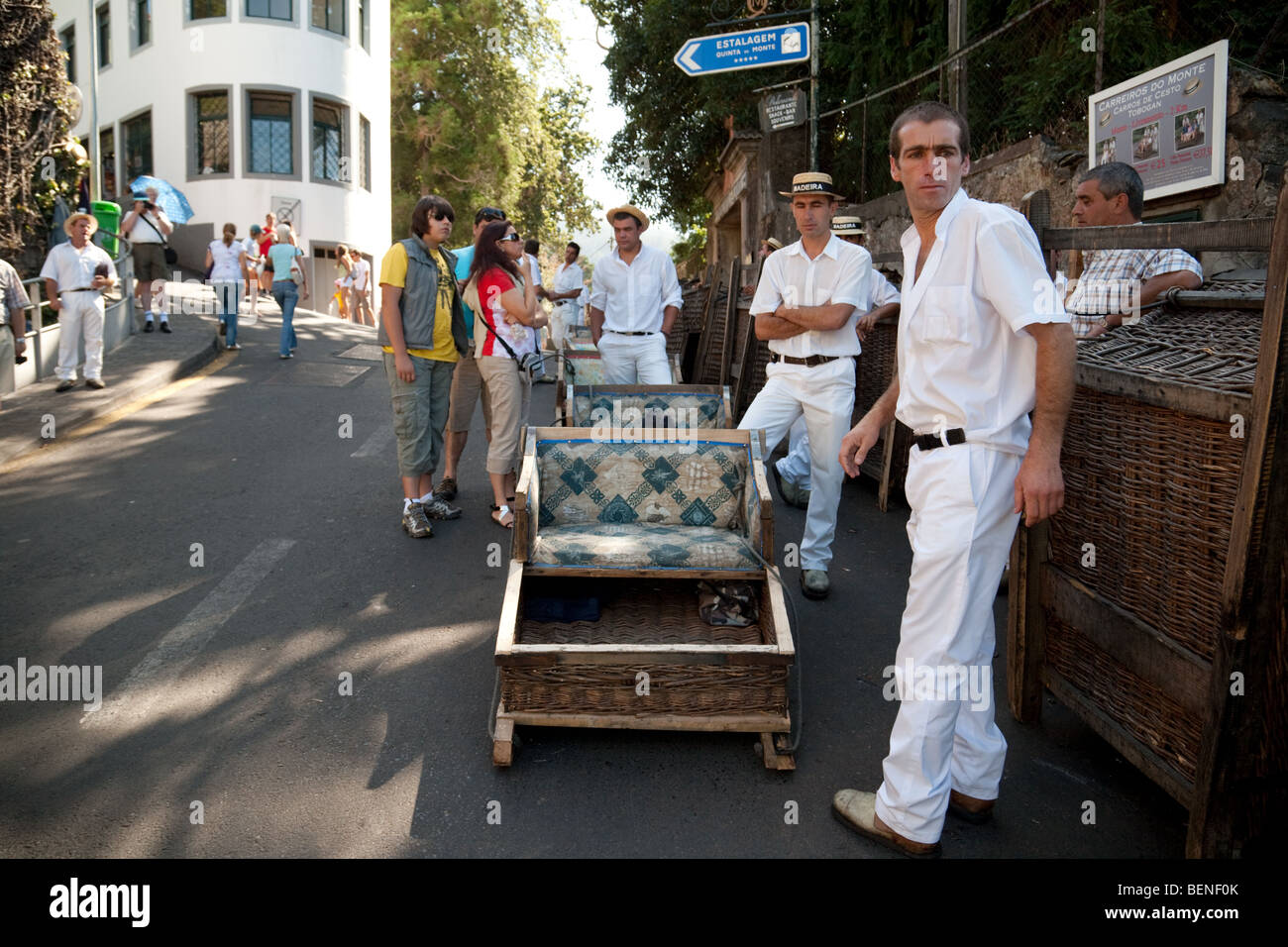 Les pilotes de luge attendent leur prochaine passagers, la luge monte, monte, Funchal, Madère Banque D'Images