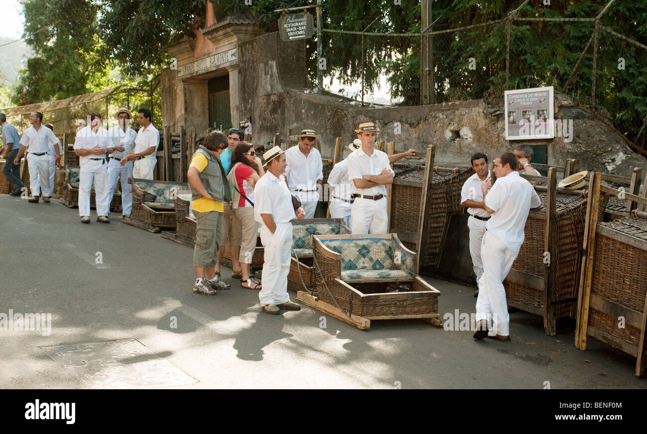 Les pilotes de luge attendent leur prochaine passagers, la luge monte, monte, Funchal, Madère Banque D'Images