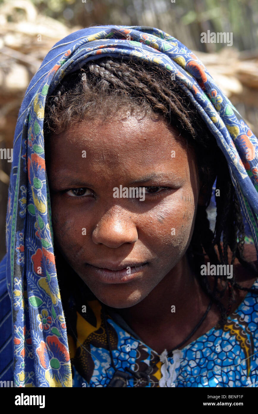 Close up of young girl noire indigène en costume traditionnel portant foulard au Tchad, Afrique Centrale Banque D'Images