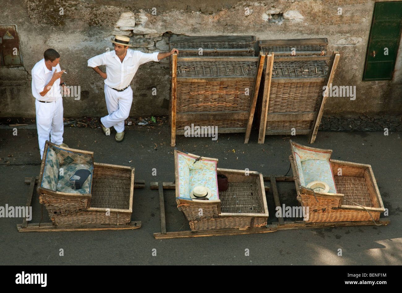 Les pilotes de luge attendent leur prochaine passagers, la luge monte, monte, Funchal, Madère Banque D'Images
