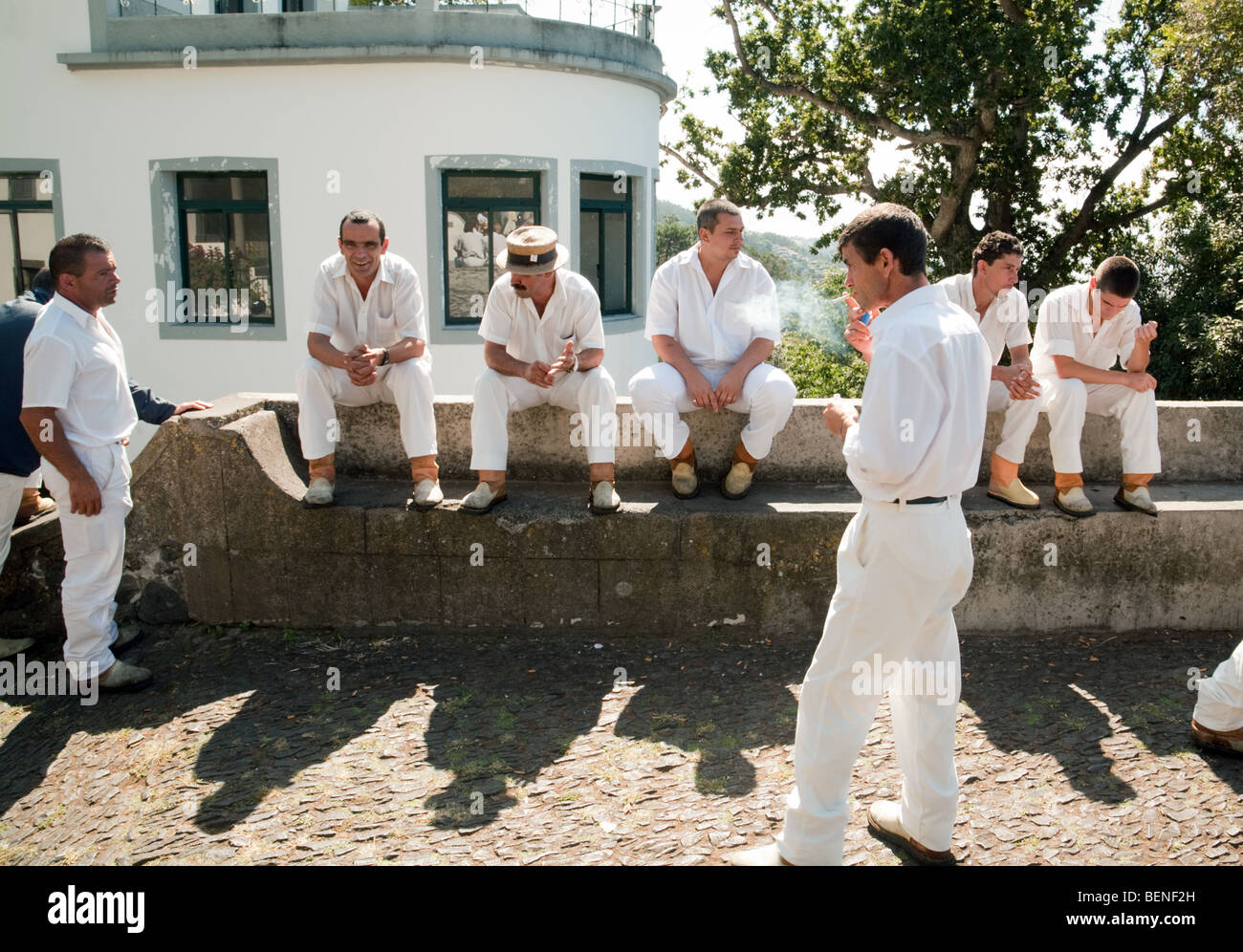 Les pilotes de luge attendent leur prochaine passagers, la luge monte, monte, Funchal, Madère Banque D'Images
