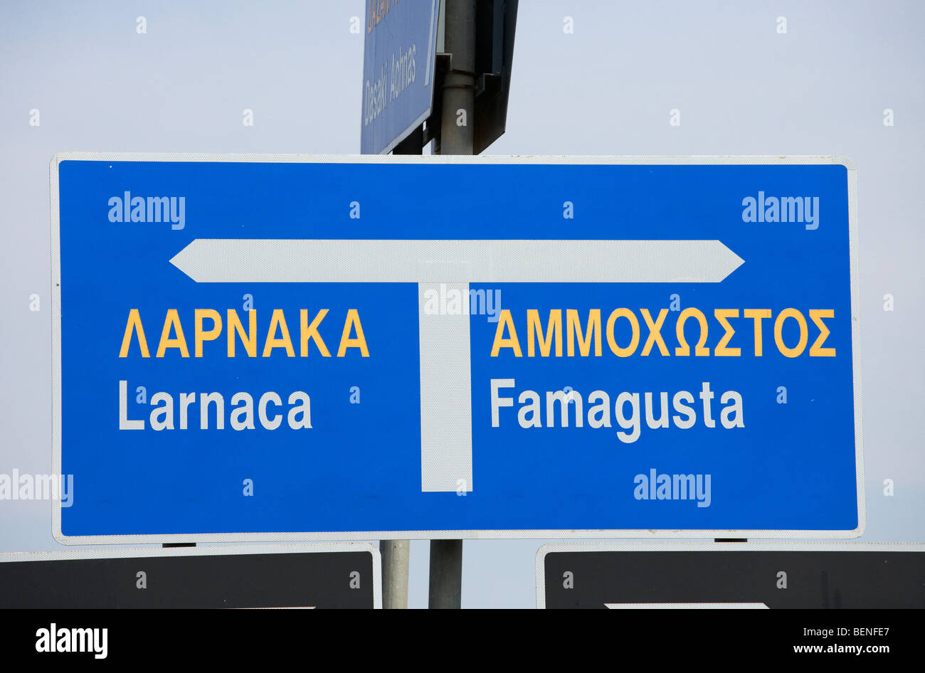 panneau de signalisation bilingue grec anglais sur le corridor routier principal entre larnaca et famagousta dans la zone de base souveraine de la république de chypre, dans l'est de la grande-bretagne Banque D'Images