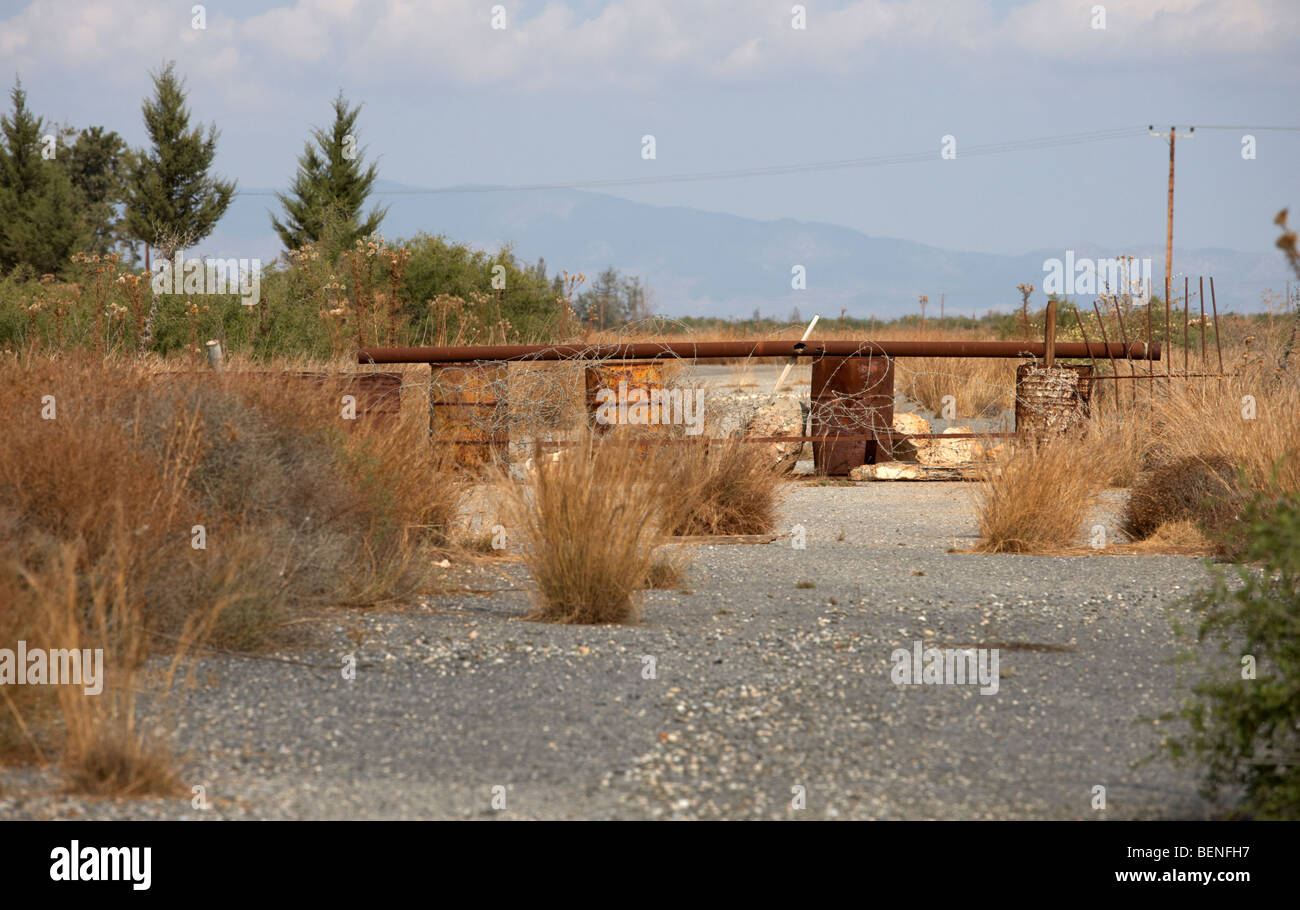 Ancienne route abandonnée vers nicosie dans la zone tampon de l'ONU dans la ligne verte séparant le nord et le sud de chypre de la ligne attila en décomposition fermée depuis 1974 Banque D'Images