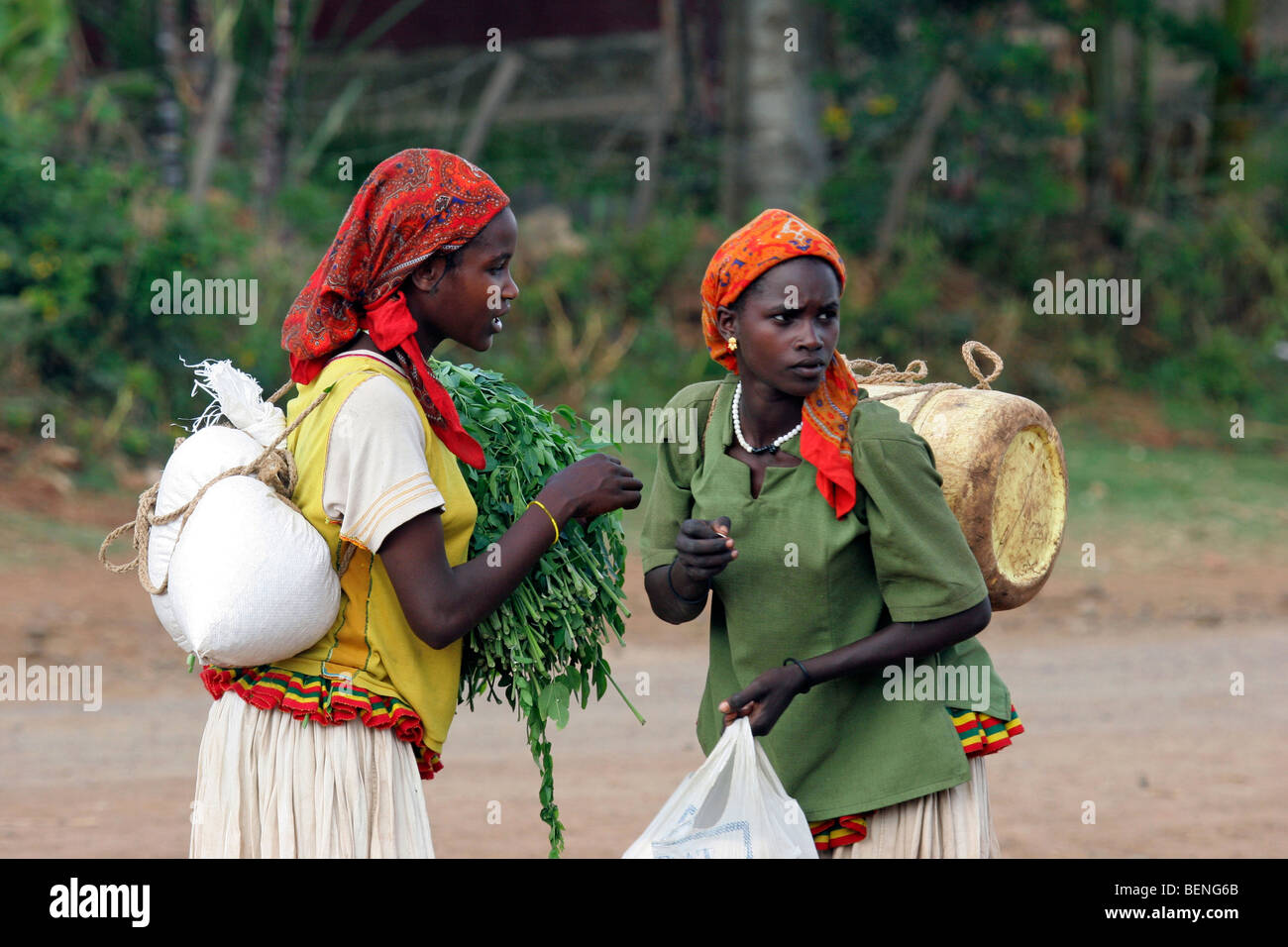 Deux jeunes femmes transportant des marchandises sur leur dos dans street dans Konso / Carati, Éthiopie, Afrique de l'Est Banque D'Images