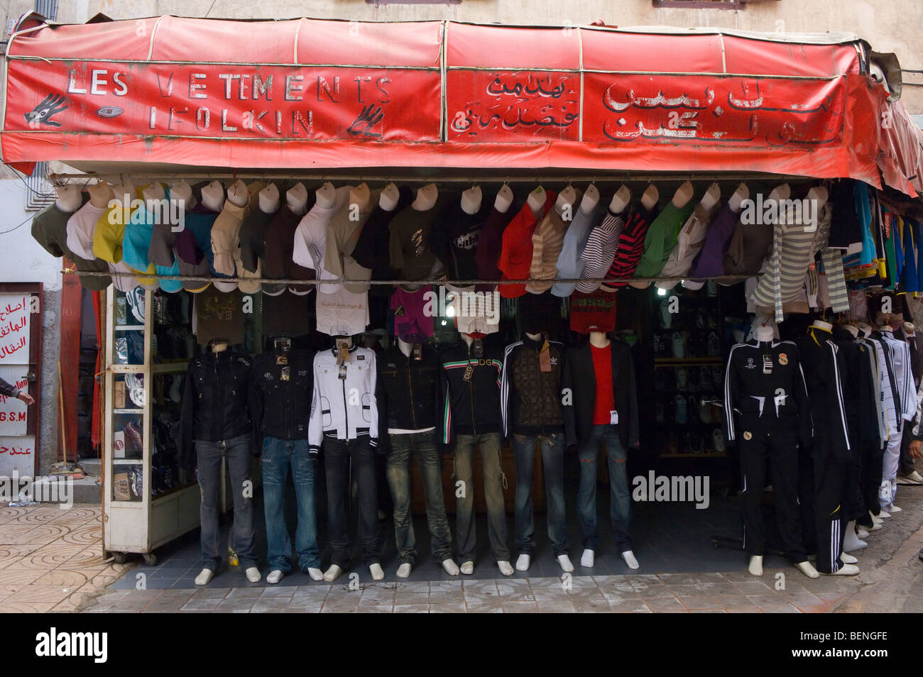 Blocage des vêtements dans l'ancienne Médina, Casablanca, Maroc, Afrique  Photo Stock - Alamy